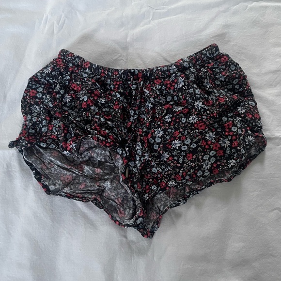 FLORAL SHORTS WITH POCKETS - Picture 3 of 3